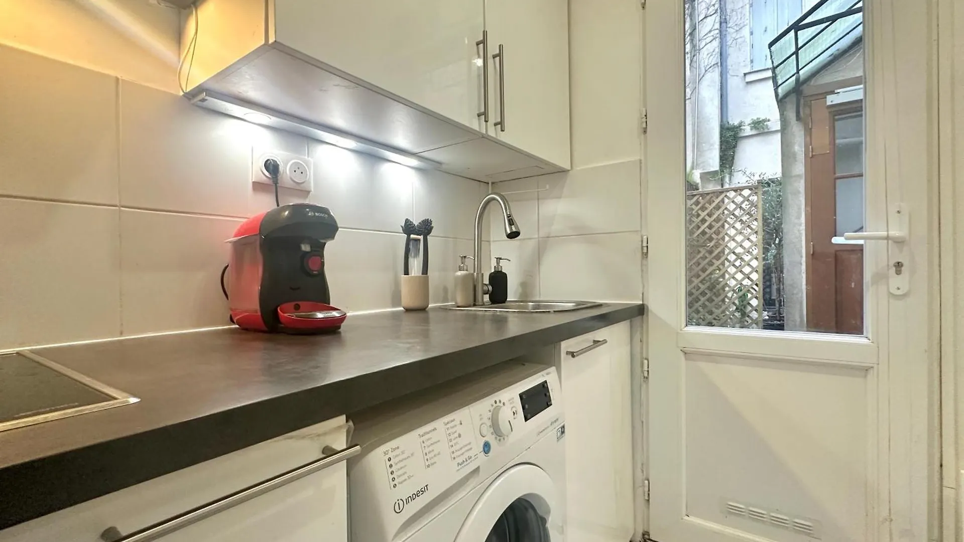 Cozy Studio Near Eiffel Tower In Fondary Párizs 0*,  Franciaország